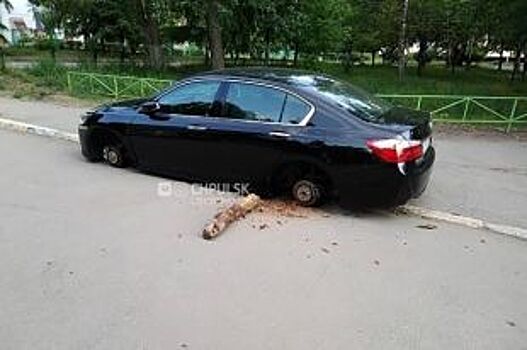 В Заволжском районе Ульяновска неизвестные оставили иномарку без колёс