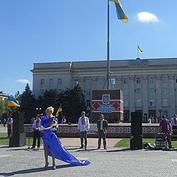 Жители Херсона жалуются на летящие из окон бутылки и колбасу - СМИ