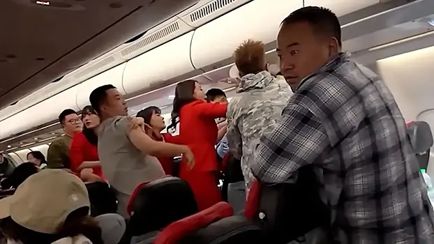 Женщина накинулась на попутчика в самолете с кулаками и попала на видео