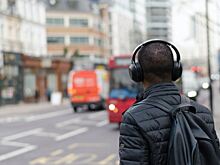 Врач объяснил, могут ли наушники довести до глухоты