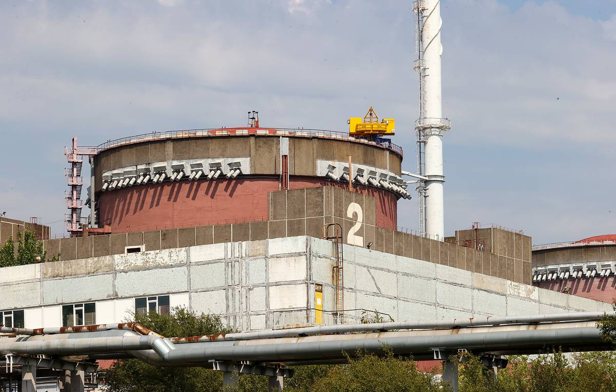Над частью Запорожской АЭС начали монтировать защитный купол