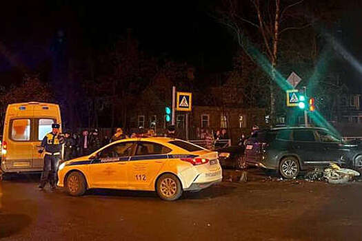 На видео попало, как в Петербурге школьники на питбайке попали в жесткое ДТП