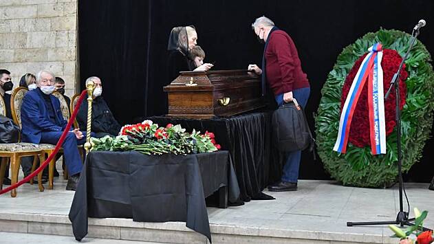 Актрису Нину Русланову похоронили в закрытом гробу со стеклянным окошком
