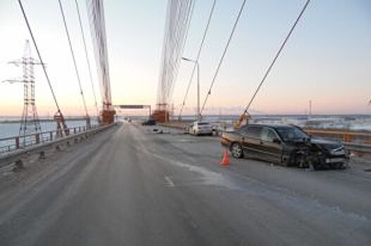 В тройном ДТП на Сургутском мосту пострадали трое