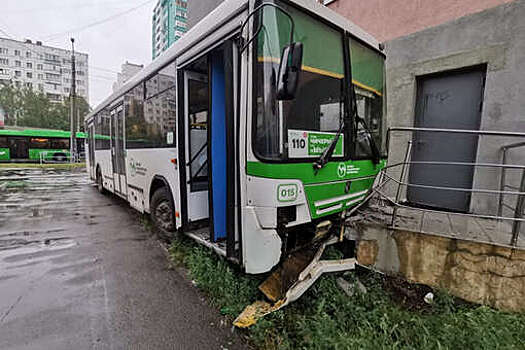 В Челябинске автобус столкнулся с легковушкой и врезался в отель