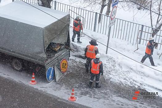 Коммунальщики продолжают устранять аварию в Барнауле