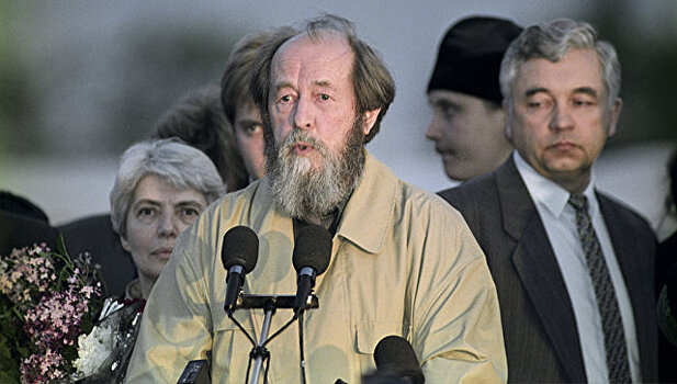 В Москве расклеили оскорбляющие Солженицына стикеры