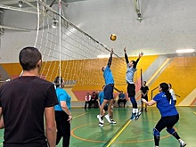 На левобережных дачах Кызыла провели соревнования по волейболу, болельщики и спортсмены получили массу позитива