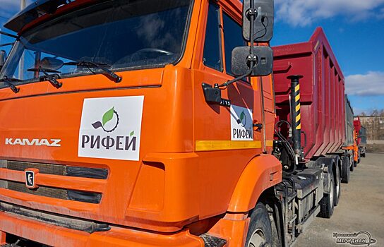 Новые мусоровозы появились в 12 городах на севере Свердловской области