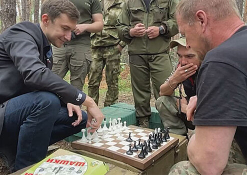 Мастер-класс по игре в шахматы провёл для военнослужащих ЦВО российский гроссмейстер Сергей Карякин в зоне СВО
