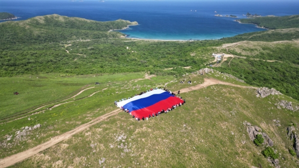 На полуострове Гамова в Приморье развернули огромный триколор: «В России невероятные пейзажи»
