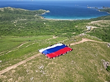 Огромные триколоры развернули в нескольких точках Дальнего Востока