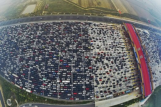 Фото гигантской автомобильной пробки в Пекине "взорвали" интернет