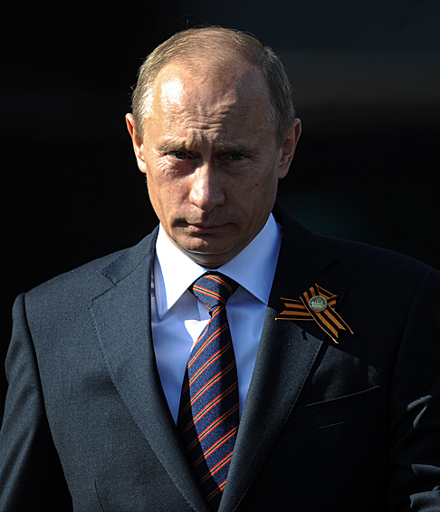 Премьер-министр РФ Владимир Путин на параде в честь 64-й годовщины победы в Великой Отечественной войне, 2009 год