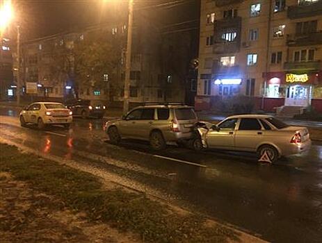 В Самаре 18-летний лихач на Lada Priora попал в больницу, устроив ДТП с тремя машинами