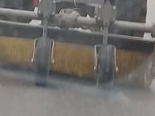 «Эффективная» уборка московских улиц трактором со стертой щеткой попала на видео