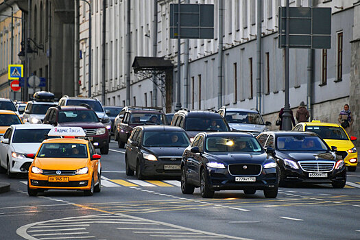 "Яндекс" будет наказывать водителей такси за превышения скорости