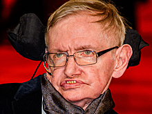 Трюки и бой с королевой: Интернет наводнили нейровидео со Стивеном Хокингом