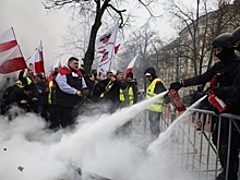 В Варшаве протестующие фермеры начали разбирать брусчатку и забрасывать полицию