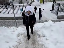 Сестрам Аверинам приходится добираться до работы по снежным холмам