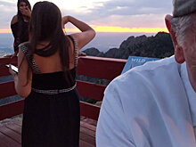 Дедушка не понял, с какой стороны у айфона камера, и случайно снял шедевр – видео