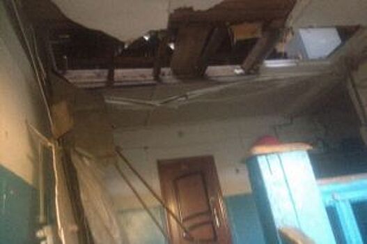 В жилом и ветхом многоквартирнике на Эльмаше рухнул потолок