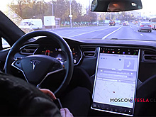 В сети показали тест электрокара Tesla с автопилотом в Москве