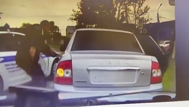 Лихача без водительских прав на тонированной «Ладе» без номеров задержали полицейские в Черкесске