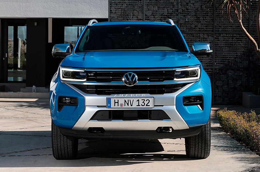 Volkswagen Amarok Подразделение Volkswagen Commercial Vehicles представило второе поколение пикапа. Новинка получила планшет в интерьере, матричную головную оптику, более 30 электронных помощников, колёсные диски диаметром до 21 дюйма, а также аксессуары для бездорожья — шноркель и защиту днища