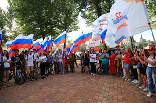 Молодежь Ростова-на-Дону развернула самый большой в стране российский флаг