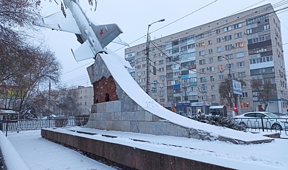 В Волгограде началась отделка мрамором постамента под самолетом МиГ-21