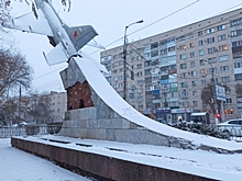 В Волгограде началась отделка мрамором постамента под самолетом МиГ-21