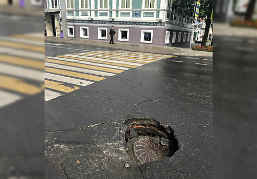 В центре Рыбинска канализационный люк разрушил асфальт и рухнул под землю