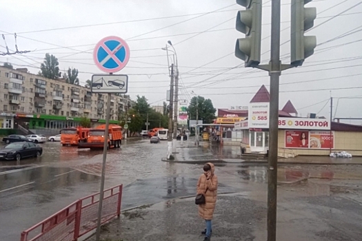 На западе Волгограда улицу Качинцев затопило из-за неисправной ливневки