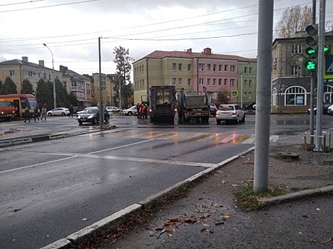 На Советском проспекте из-за столкновения двух мусоровозов образовалась пробка