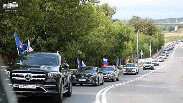 Калужские единороссы отметили День флага России автопробегом