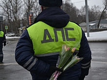 В преддверии 8 марта инспекторы ГИБДД провели традиционную акцию «Цветы для автоледи»