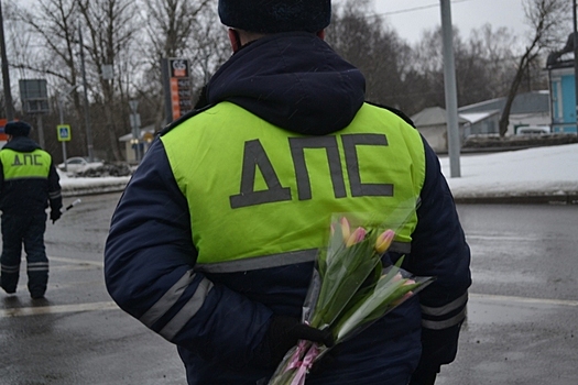 В преддверии 8 марта инспекторы ГИБДД провели традиционную акцию «Цветы для автоледи»