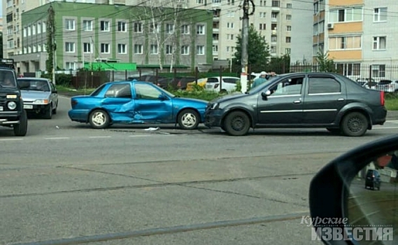 В Курске на улице Каширцева столкнулись 2 легковушки