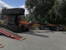 Экскаватор сплющил легковушку на парковке в Выксе