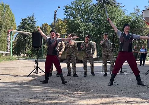 Артисты ансамбля песни и пляски ЦВО поздравили военных медиков с их профессиональным праздником в зоне СВО