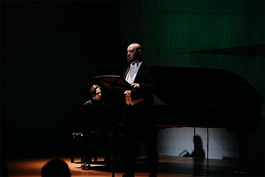 Концертом Владислава Сулимского и Якова Кацнельсона в зале "Зарядье" завершился фестиваль "Опера Априори"