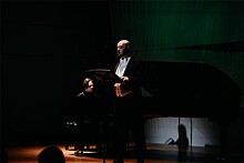 Концертом Владислава Сулимского и Якова Кацнельсона в зале "Зарядье" завершился фестиваль "Опера Априори"