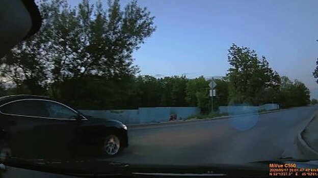 На Шуисте водитель Mazda 6 проигнорировал знак «Уступи дорогу»