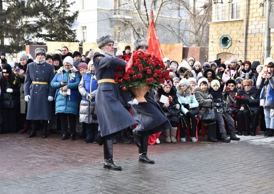 Военнослужащие ЦВО приняли участие в памятном митинге у Стелы в честь трудового подвига ленинградцев в Новосибирске