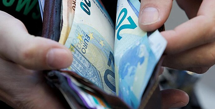 Курс доллара на Мосбирже вырос до 65,38 рубля