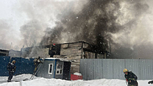 Здание автосервиса загорелось в Санкт-Петербурге