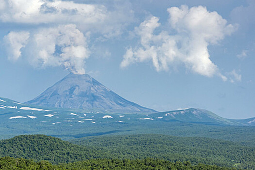 Карымский вулкан на Камчатке выбросил пепел на высоту до 2 км