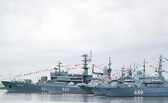 ВМФ России прижимается к берегу