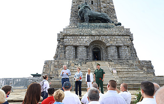 Российские дипломаты и соотечественники возложили венки к памятнику Свободы на Шипке